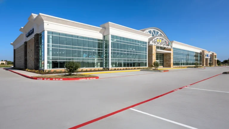 Rooms To Go Retail Center in Houston TX - wide exterior view of retail building and parking lot, Keeton Construction Services
