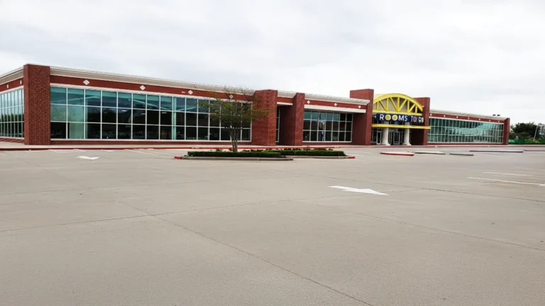 Rooms To Go Retail Center in Houston TX - street-level front view of retail building with parking lot, Keeton Construction Services
