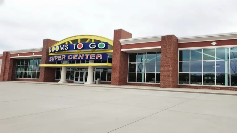 Rooms To Go Retail Center in Houston TX - front exterior of Super Center building with parking area, Keeton Construction Services